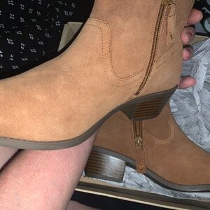 Size 7 women’s suede boots